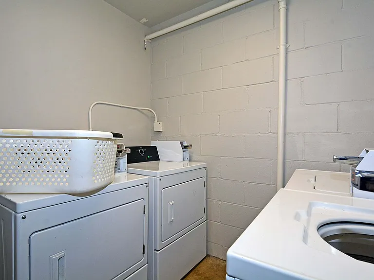 2725 Pleasant Ave — Photo 2