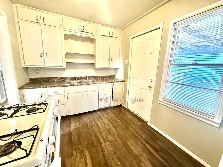 3213 Erskine St — Photo 6