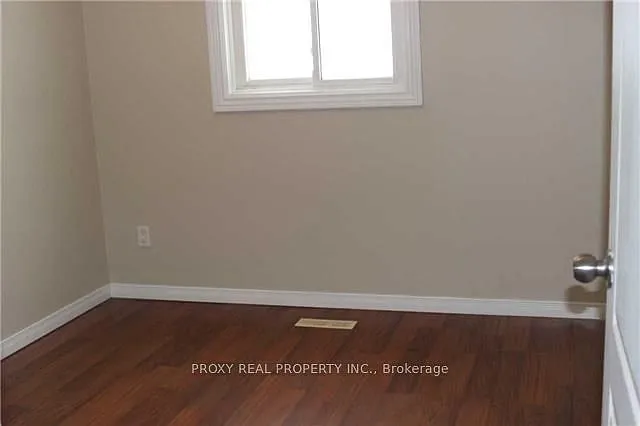 785 Greenfield Cres — Photo 8
