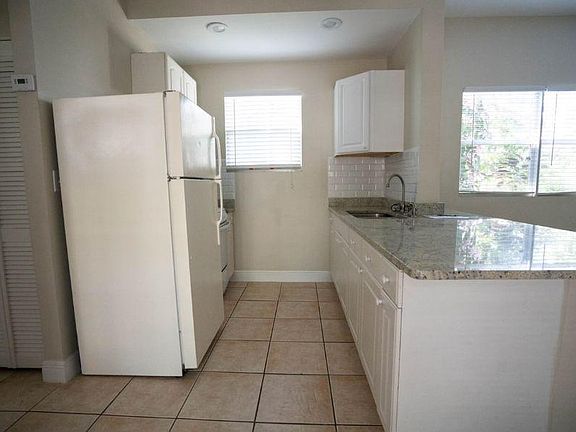 5th image of 107 NE 17th Ave