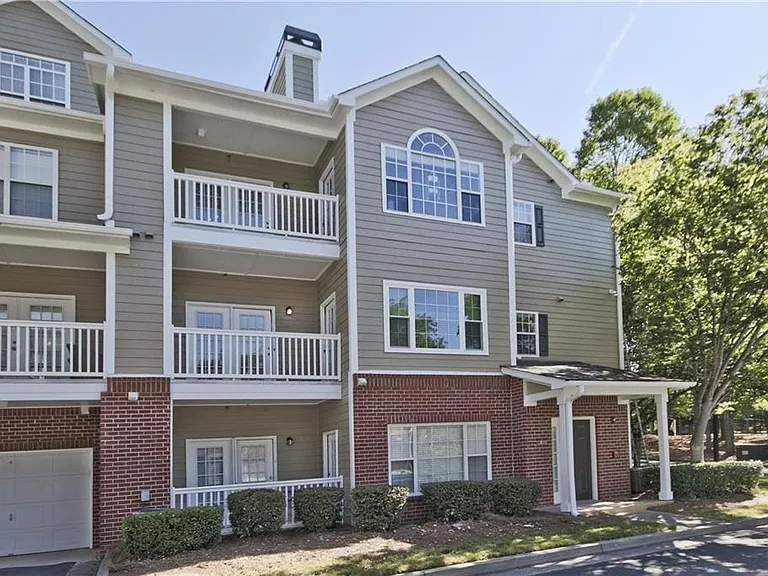 8102 Woodland Ln #8102 — Photo 2