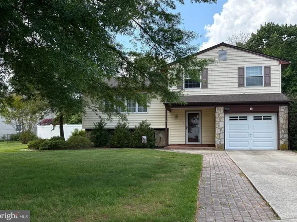 2 Tomahawk Dr, Marlton, NJ 08053