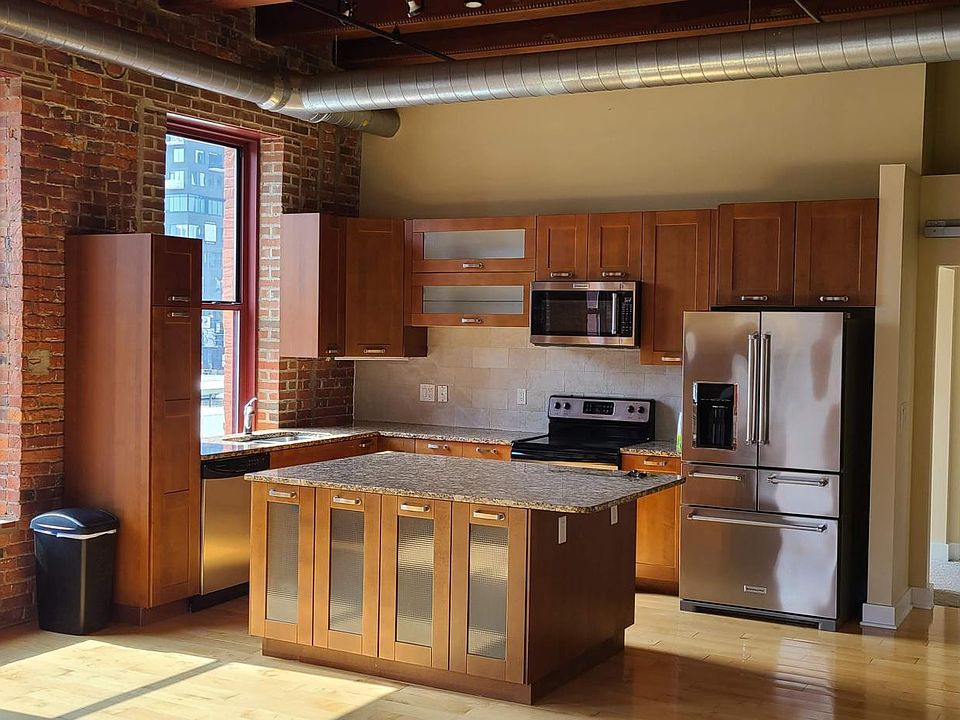 1st image of 150 E Main St APT 204