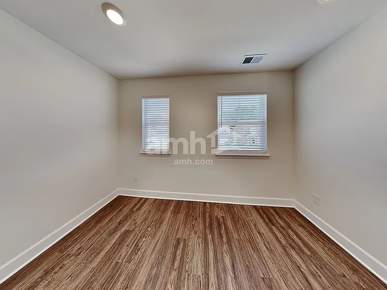 5823 Zurich Rd — Photo 12