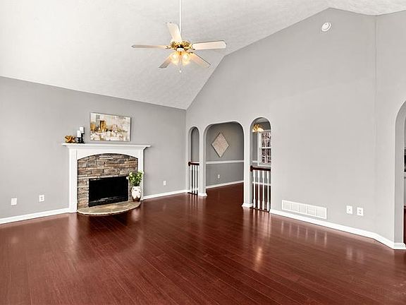 5th image of 55 Greatwood Dr