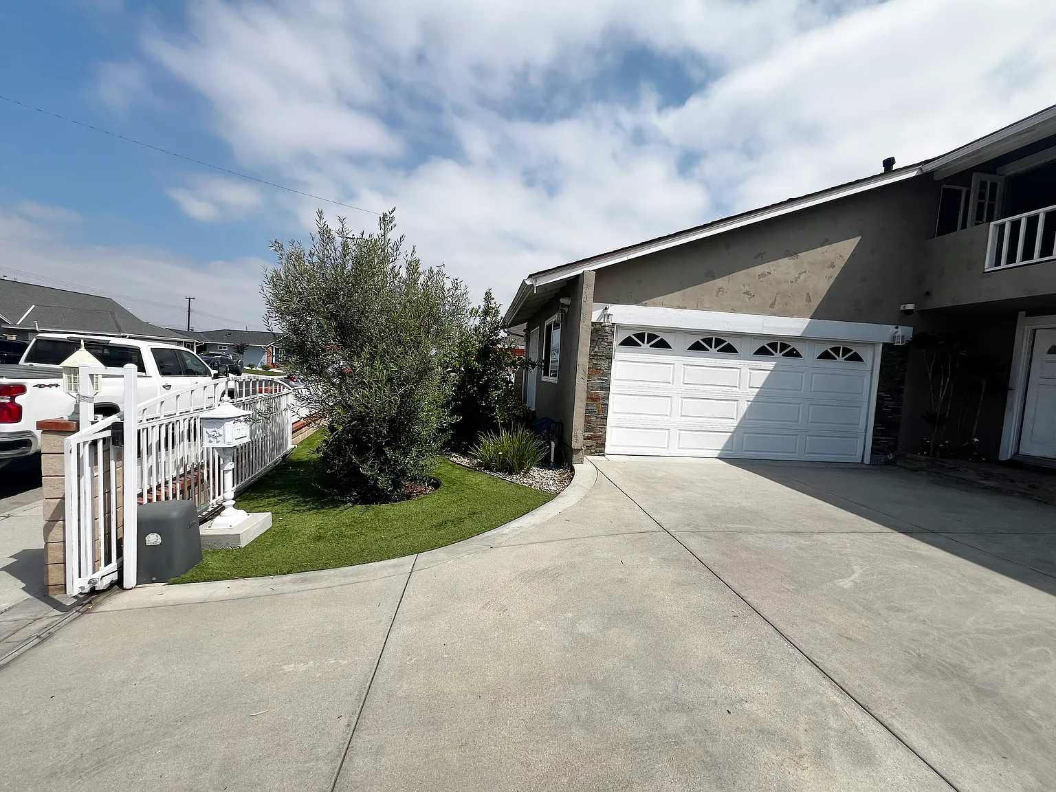 5 bed, 2.5 bath, 2044 sqft, $5,600 — Photo 2