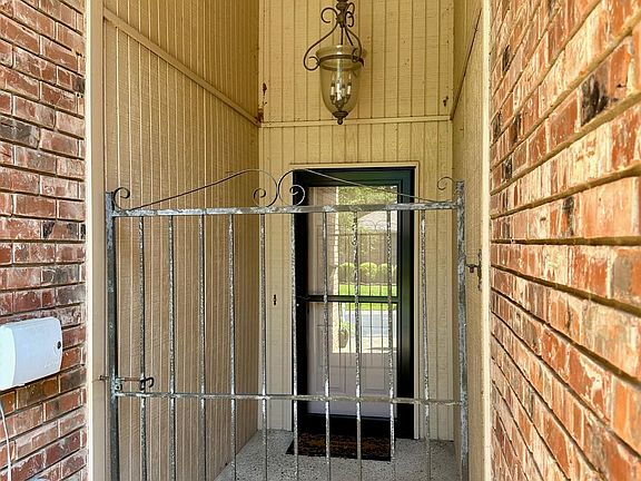 5th image of 415 Amberwood Cir