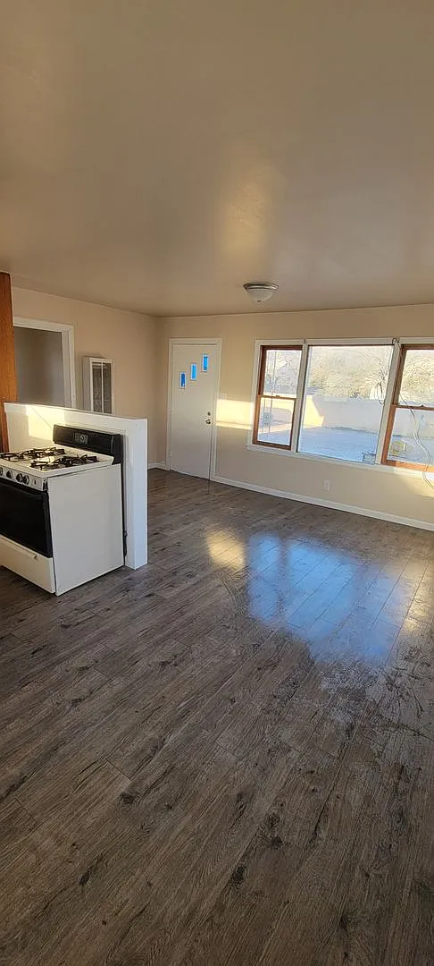 Cute 1 Bedroom, 1 Bath House! — Photo 3