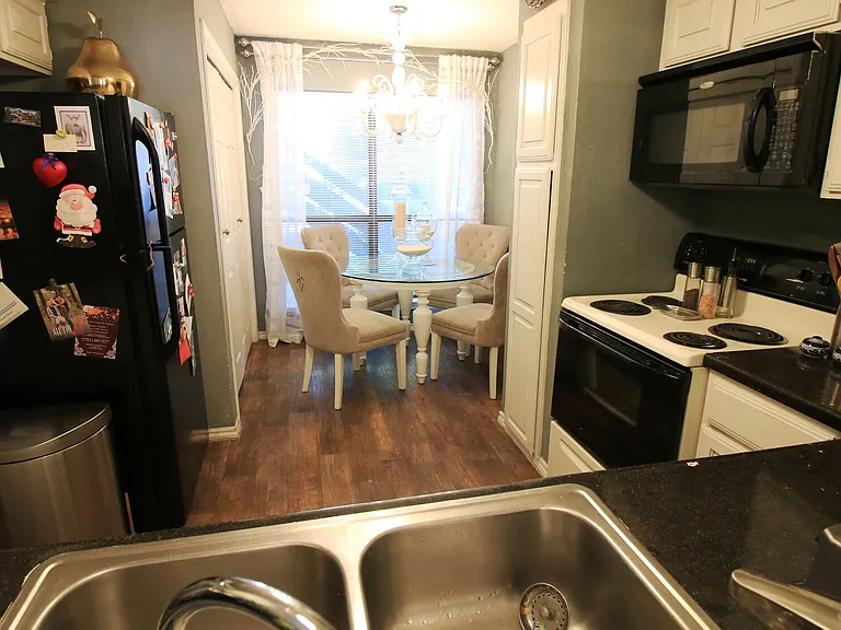 Preston Racquet Club Apartments — Photo 8