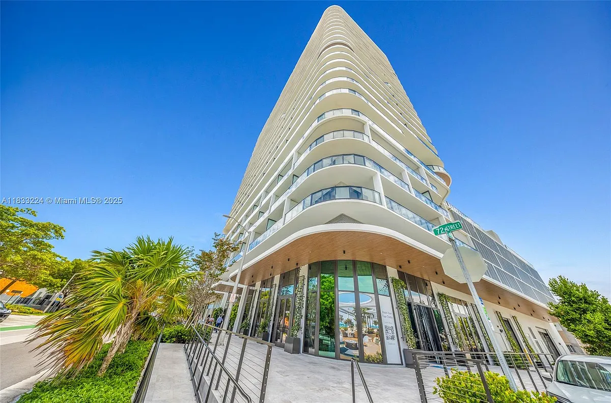 Building Photo - 580-72 910 #910