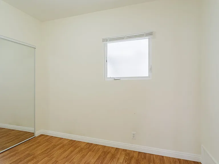 10550 1/4 W Victory Blvd — Photo 20