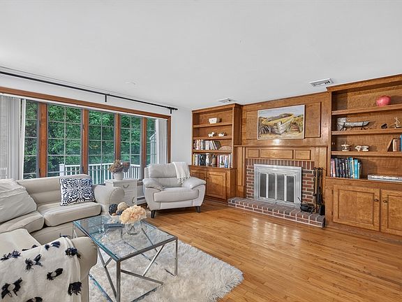 4th image of 114 Maple St