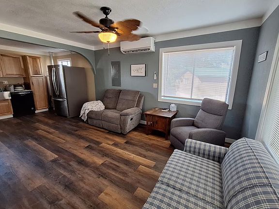 3rd image of 211 SE 16th St