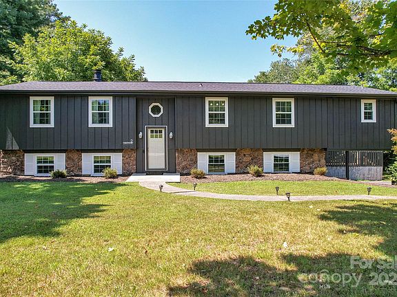 2nd image of 2 Lexington Ln