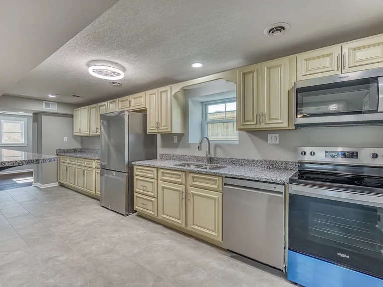 1216 Norway St #102 — Photo 4