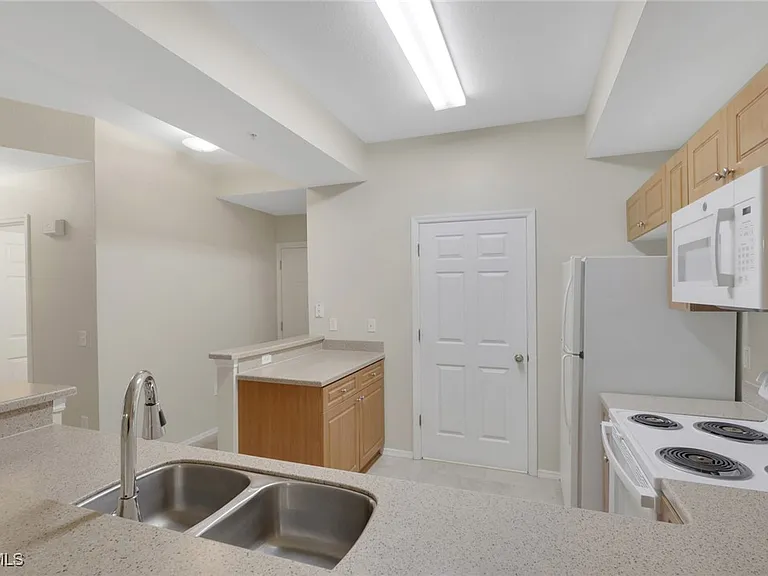 9025 Colby Dr #2111 — Photo 6