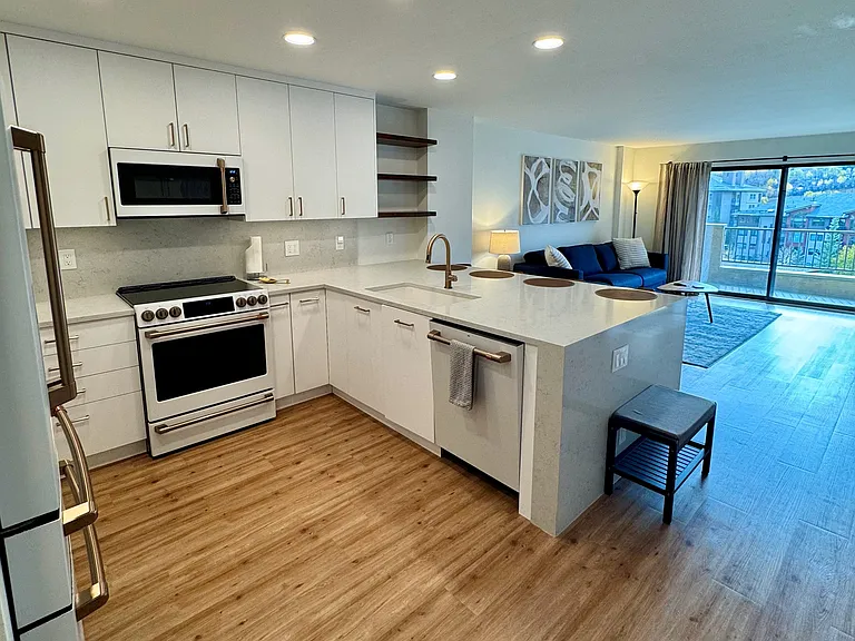137 Benchmark Rd #410 — Photo 1