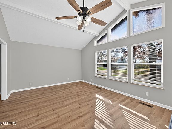 3rd image of 1029 Lovell View Dr