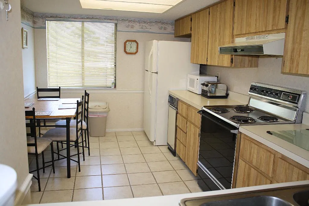 2/2 Second Flr Furnished Lakefront — Photo 2