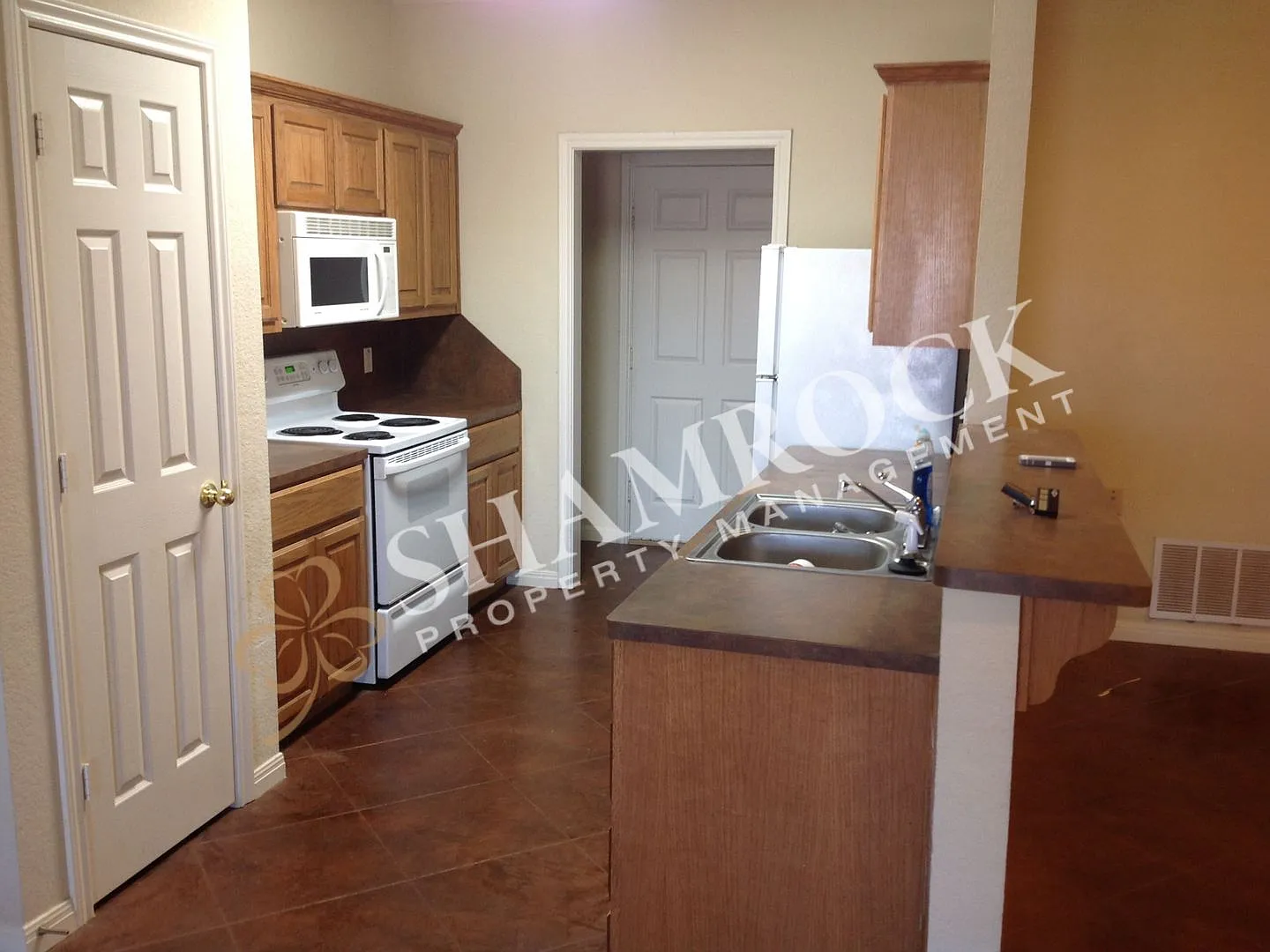Duplex in Surrey Ridge! — Photo 2