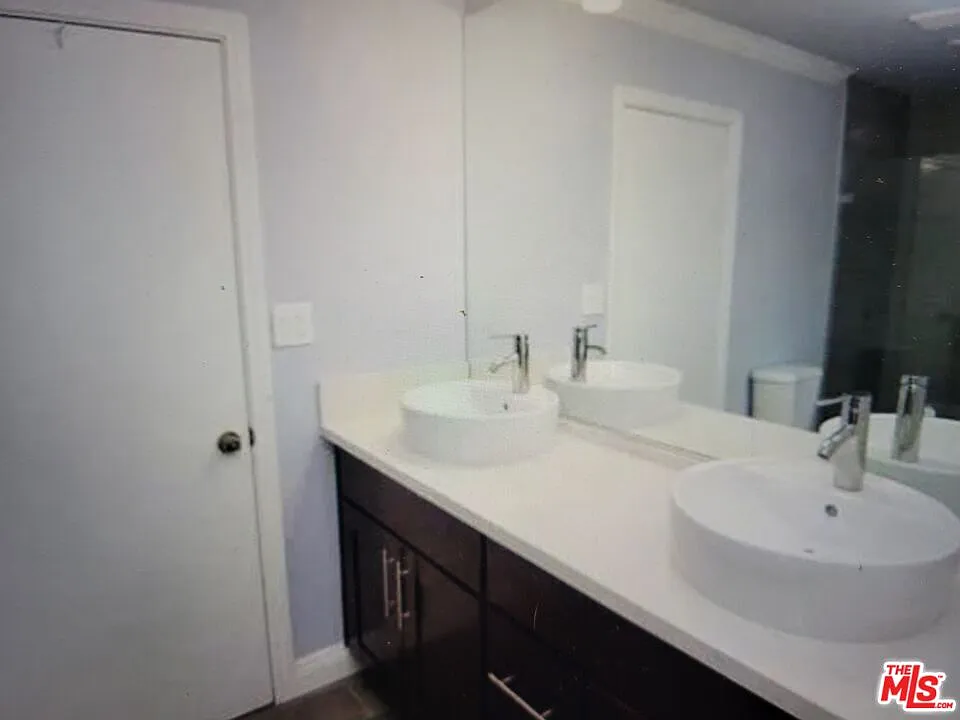 7 bed, 4.0 bath, 3430 sqft, $8,600 — Photo 2