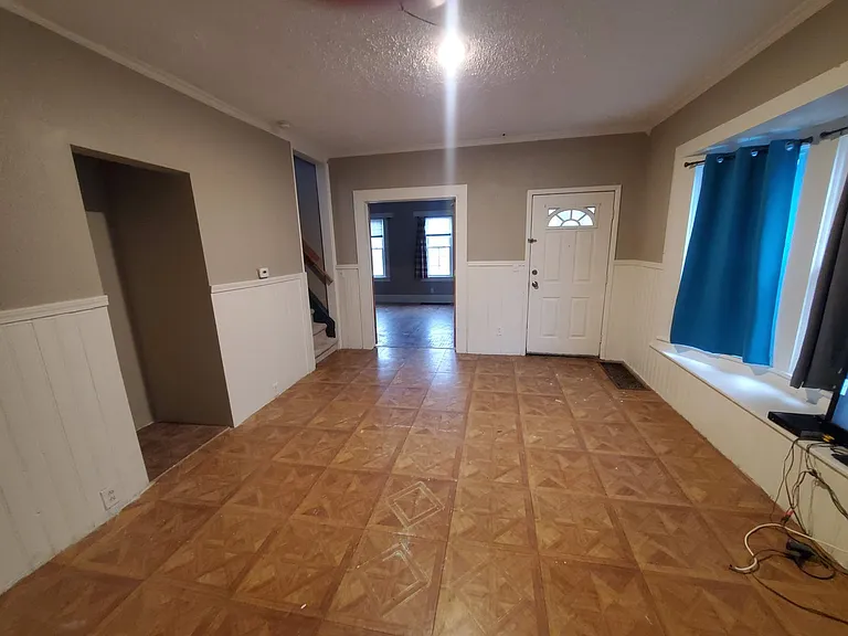 385 Ames St — Photo 4