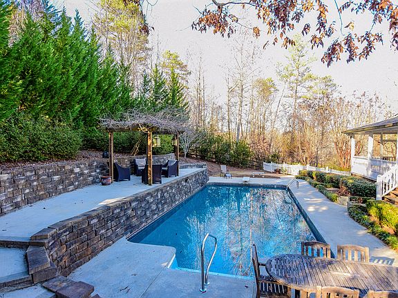 4th image of 546 Basswood Way
