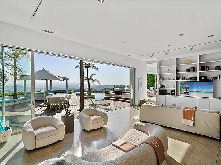 Immerse yourself in natural beauty as the seamless transition between indoors and outdoors brings the breathtaking vistas right to your fingertips.