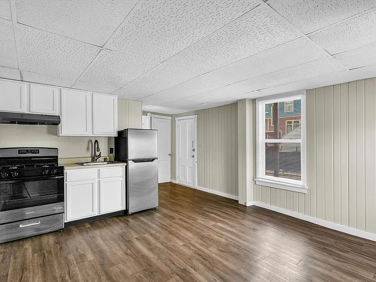 410 E Grove St — Photo 16