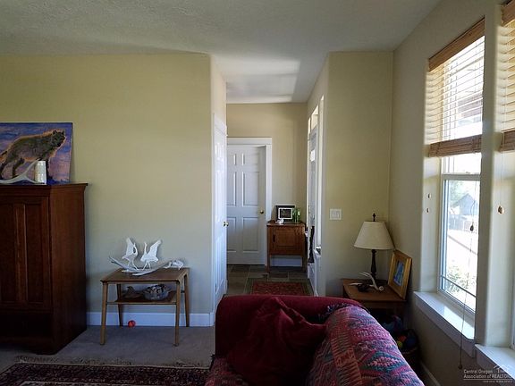 4th image of 723 NE Aspen St