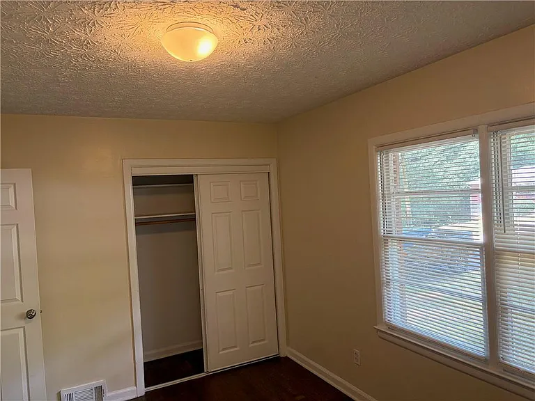 2064 Montrose Dr — Photo 14