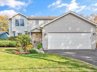 9 Greenview Rd, Oakwood Hills, IL 60013