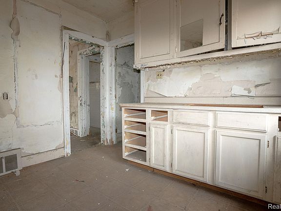 5th image of 4274 Cortland St