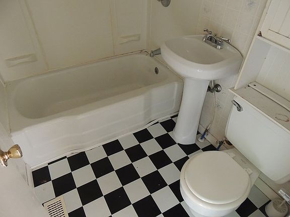 5th image of 2104 Charlton St