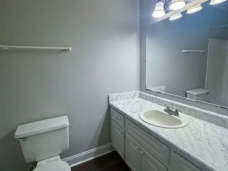 Radcliff Court Apartments — Photo 10