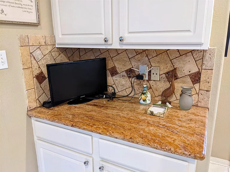 10114 Crescent Bluff Ln — Photo 9