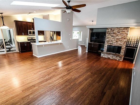 5th image of 345 Carson Ln