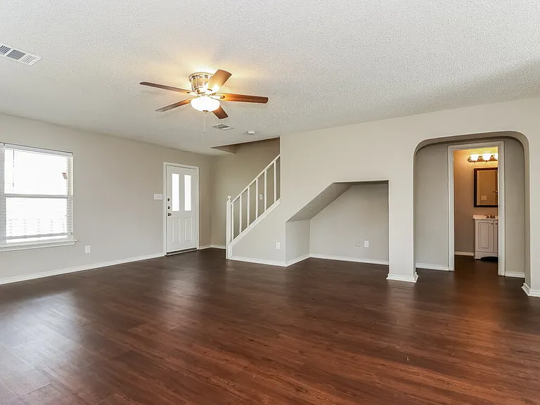 3156 Pine Valley Dr — Photo 2