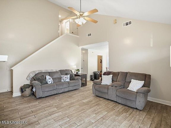 4th image of 104 Oak Grove Ct