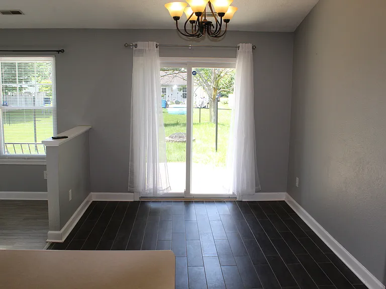 612 Woodfield Cir — Photo 8