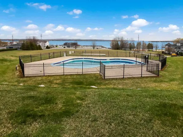 1018 Marina Bluff Dr, Charlevoix, MI 49720