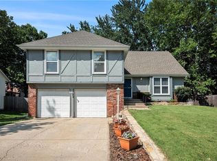 1958 E Sunvale Dr, Olathe, KS 66062