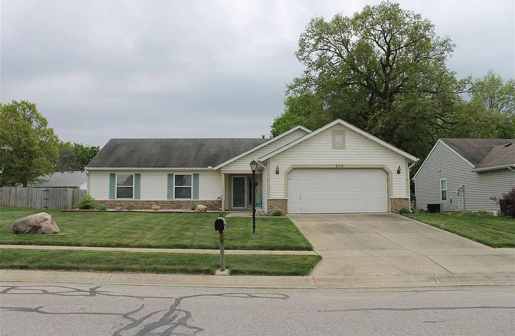 205 Stockbridge Ln photo 1