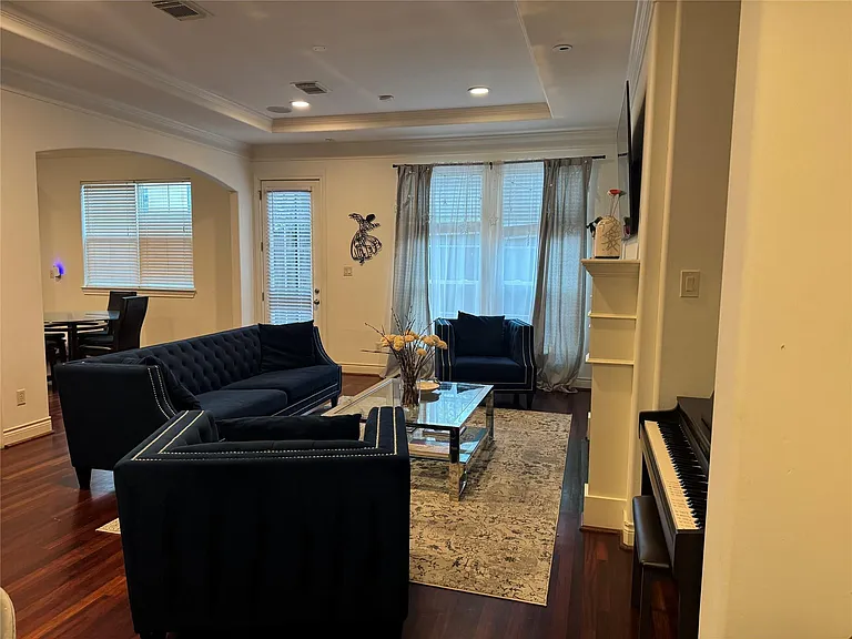 5622 Dolores St — Photo 9