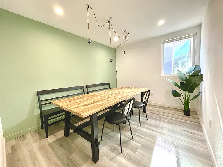 1476 W 35th St — Photo 20