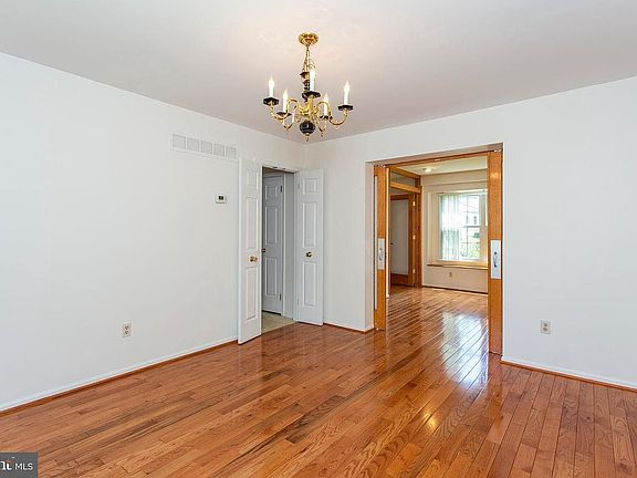 4th image of 1112 Evergreen Ave