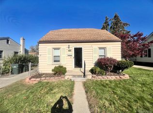 21905 Ridgeway St, Saint Clair Shores, MI 48080