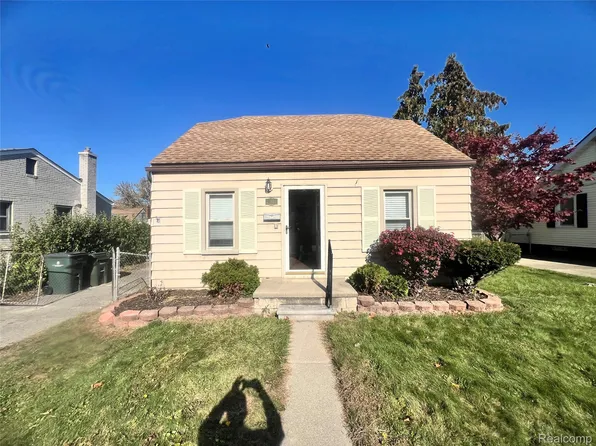 21905 Ridgeway St, Saint Clair Shores, MI 48080