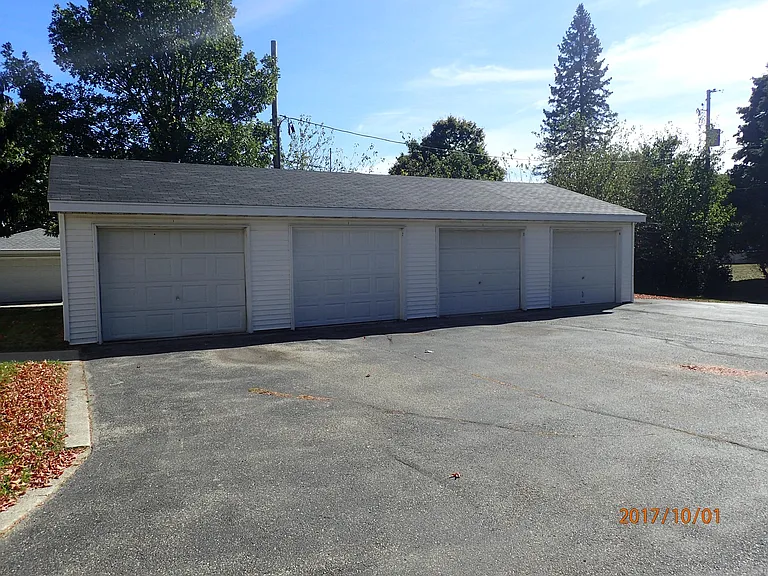 223 W Decorah Rd — Photo 10