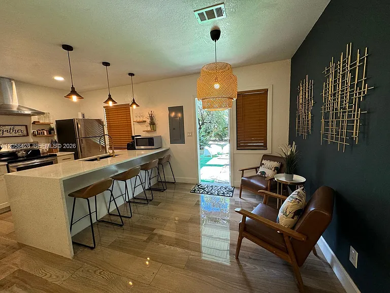 207 SW 11th St — Photo 5